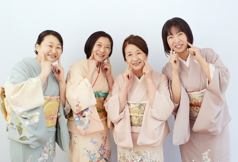 着物おばさん４人
